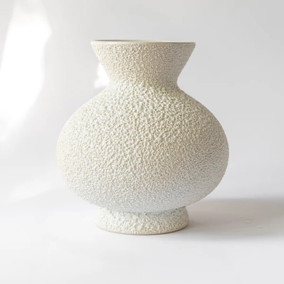 Crate & Barrel vibes Marloe / Marloe Sloane vase in Lava & Bone (Cream) - Picture 4 of 4